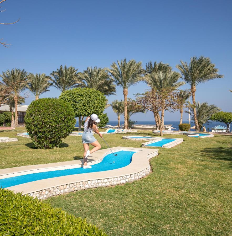 Serenity Alpha Beach - Ex Serenity Makadi Beach Exterior photo A woman playing mini golf in Egypt
