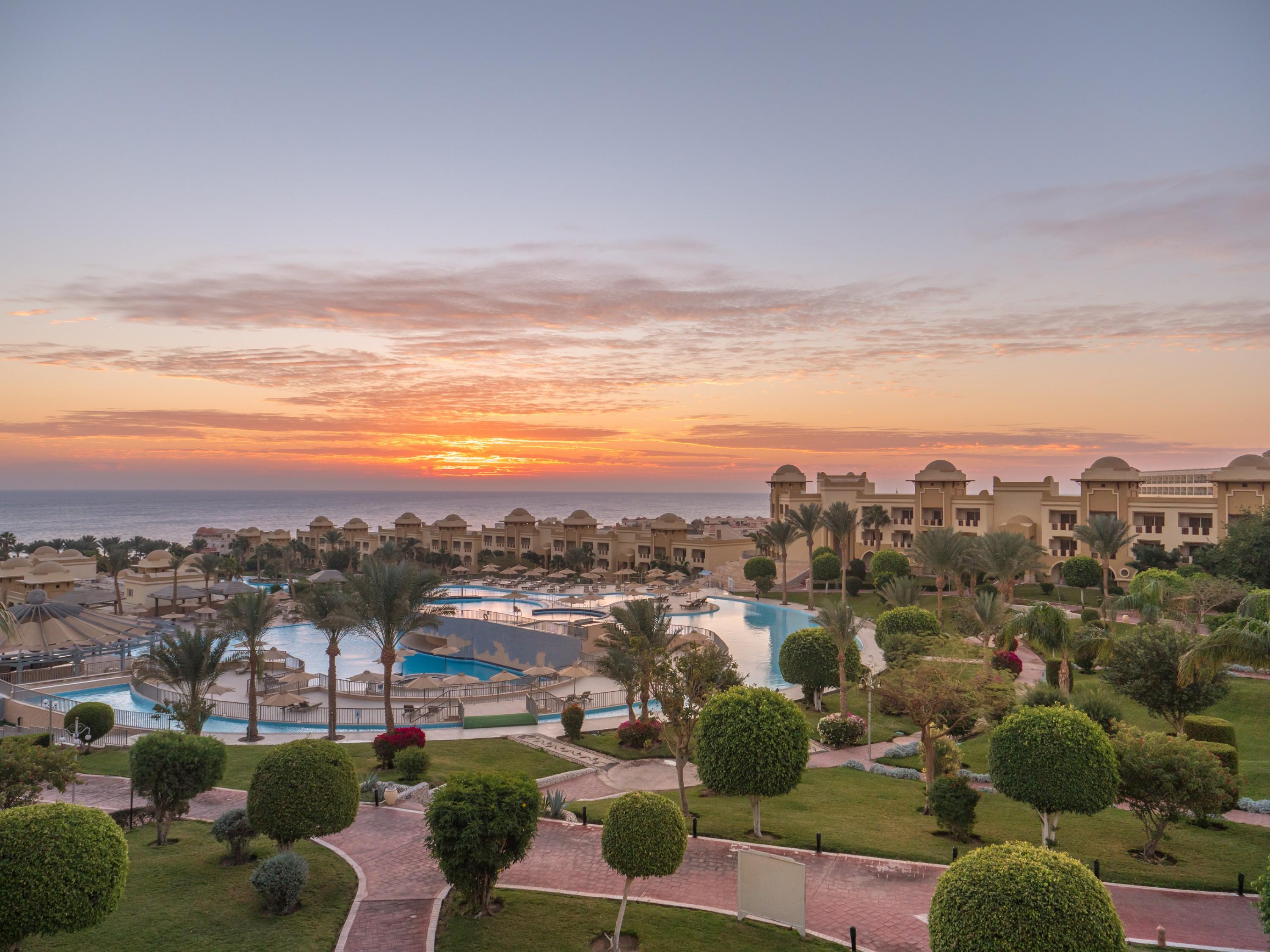 Serenity Alpha Beach - Ex Serenity Makadi Beach Exterior photo Sunrise at the resort