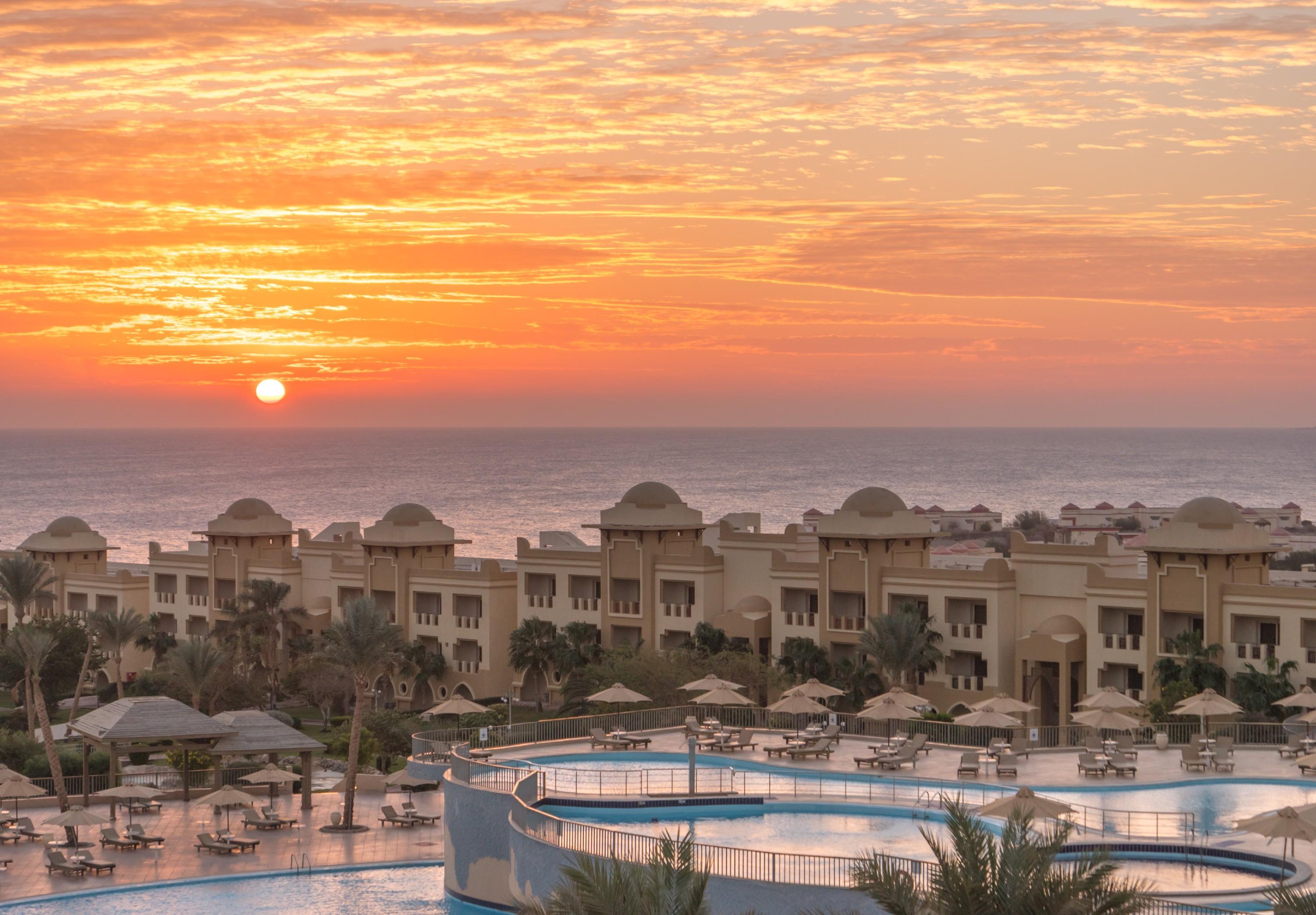 Serenity Alpha Beach - Ex Serenity Makadi Beach Exterior photo Sunset at the resort